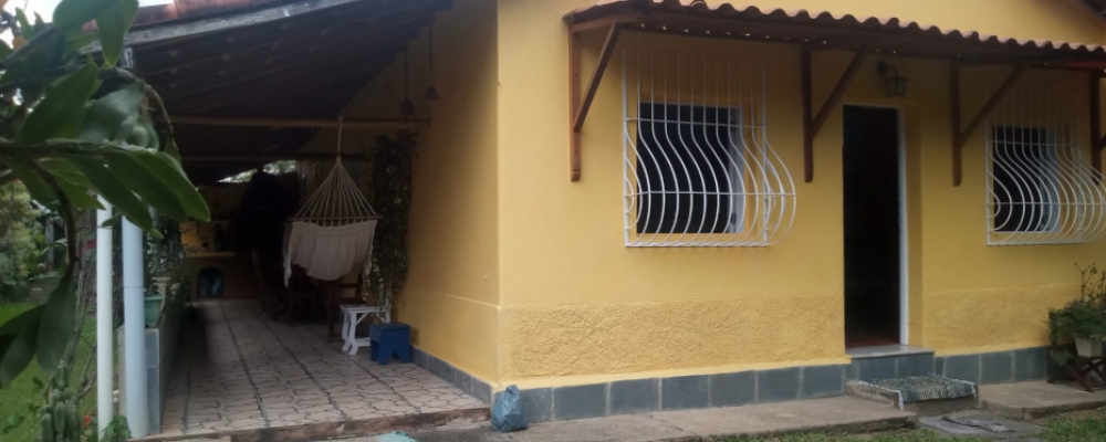 Casa plana, terreno plano, poo de gua, confortvel